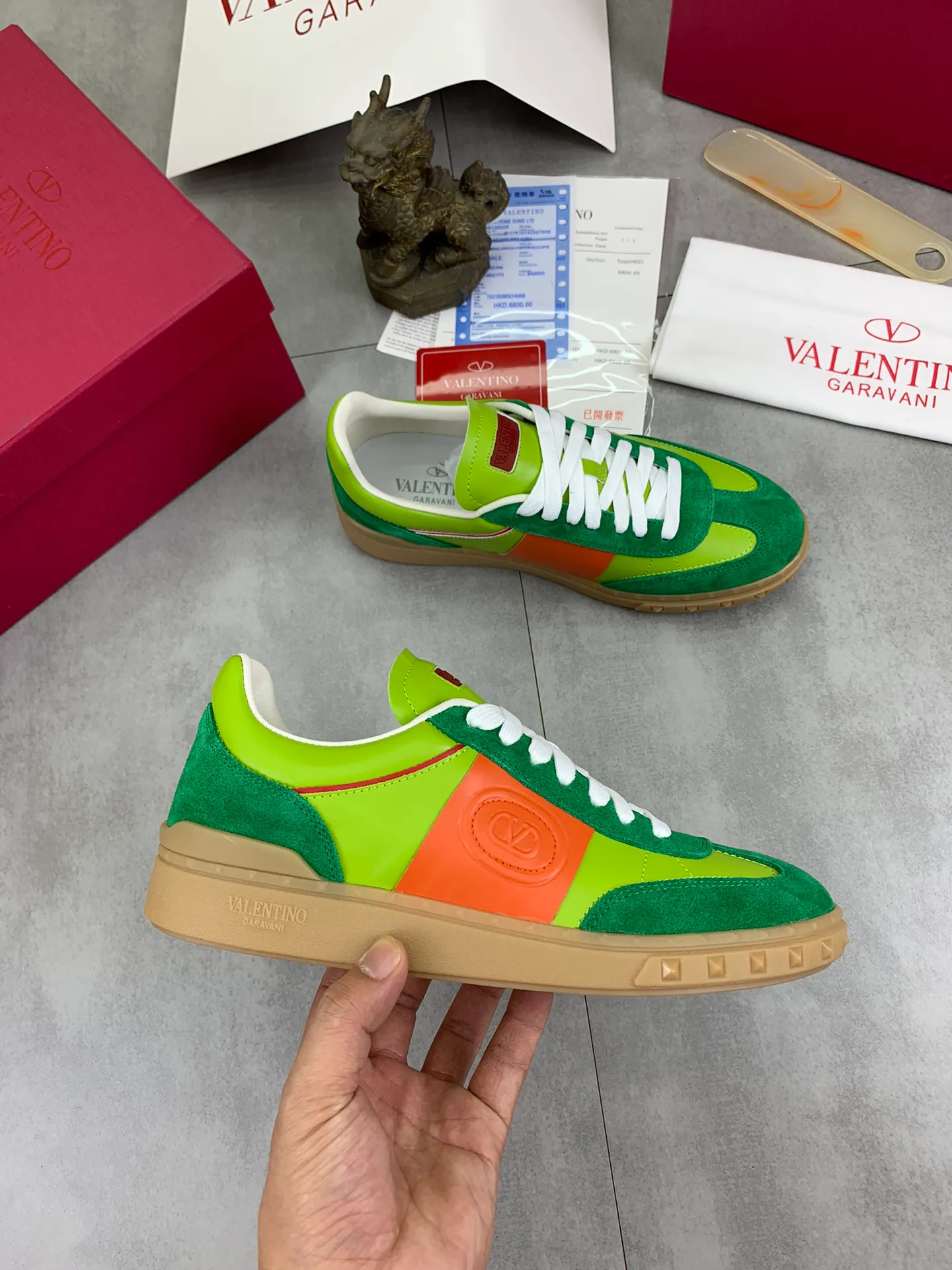 Men's Men's Shoes P520 New Couple Style Valentino Valentino 2025/UPVILLAGE Couple Casual Sports Shoes Moral Training Shoes 🆚Professional high-end, perfect replica, first-class quality, all made of original 1:1 materials, exclusive mold opening! 🎁Full set of high-end packaging at the counter ✔️Fabric: high mercerized cowhide ✔️Outsole: TPU material outsole ✔️Size: female 35-40 male 39-45 (female 41 male 38.46) 🆚All details are customized at 1:1 mold, striving for perfection!